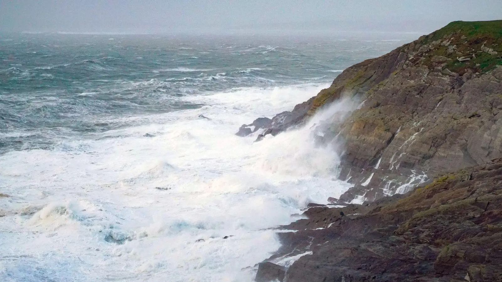 In Irland sorgen starke Sturmböen für Einschränkungen.  (Foto: Noel Sweeney/PA Wire/dpa)