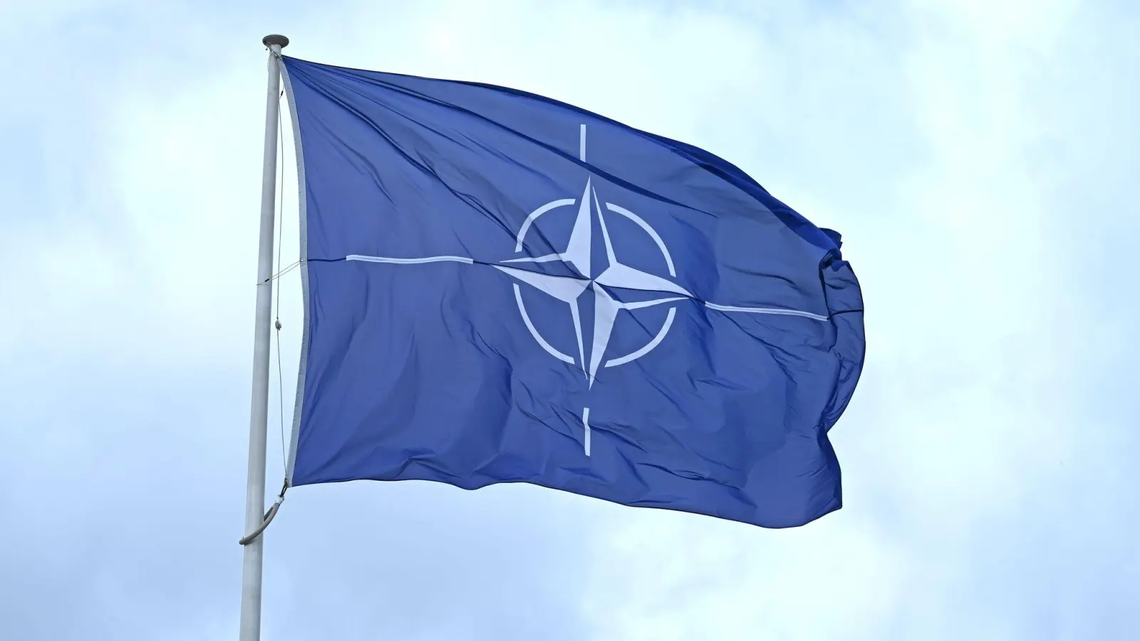 Flagge vor dem Nato-Hauptquartier (Foto: Elisa Schu/dpa)