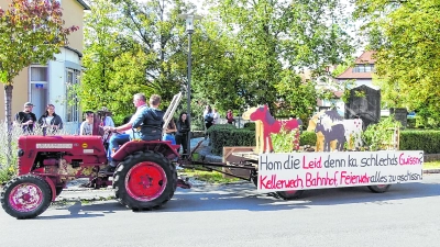 Um 14 Uhr ziehen die Kerwaburschen und -madli mit ihren kreativ-gestalteten Motivwagen durch den Ort und präsentieren auf humorvolle Weise die Highlights des vergangenen Jahres. (Foto: Siegfried Maier)