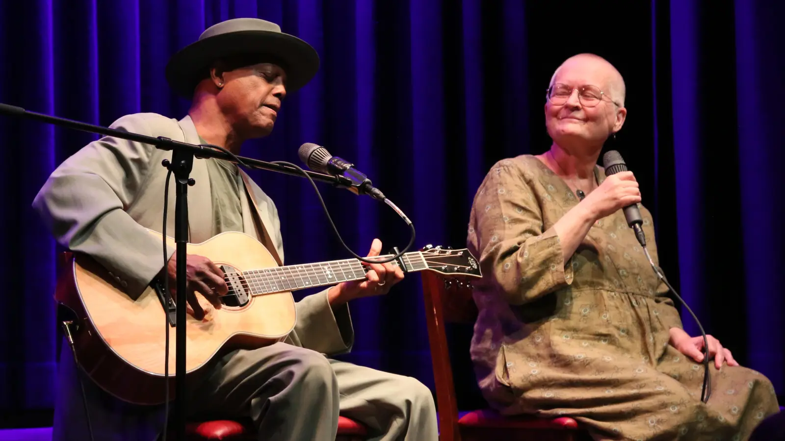Glückliches Blues-Paar: Eric und Ulrika Bibb beim Konzert in den Kammerspielen. (Foto: Martina Kramer)
