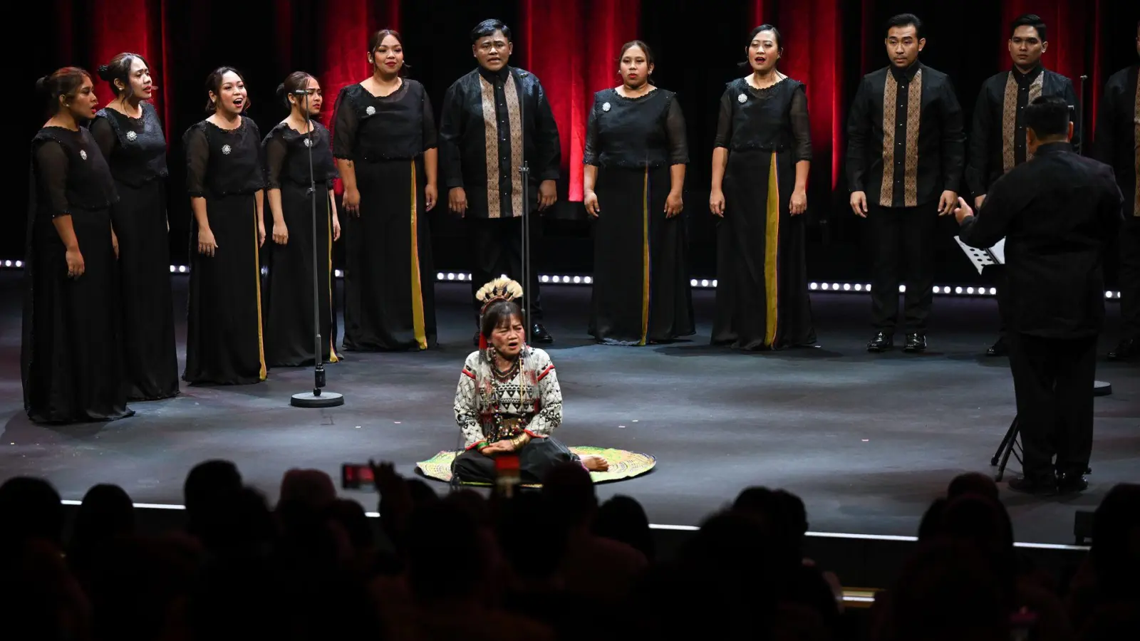 Mit einem Philippinischen Chor beginnt die Eröffnungsfeier. (Foto: Arne Dedert/dpa)