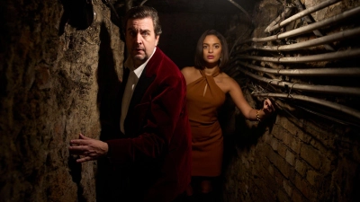 Bastian Pastewka und Tamara Romera Ginés in einer Szene des Krimis „Fabian und die mörderische Hochzeit“, der ab 6. Februar bei Prime Video zu sehen ist. (Archivbild) (Foto: -/Amazon MGM Studios/dpa)