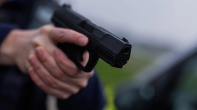Eine Frau hat am Sonntagabend in Bad Windsheim Autofahrende mit einer Spielzeugpistole erschreckt. Am Ende zogen die Polizisten im Einsatz selbst ihre Dienstwaffen. (Symbolbild: Rolf Vennenbernd/dpa)