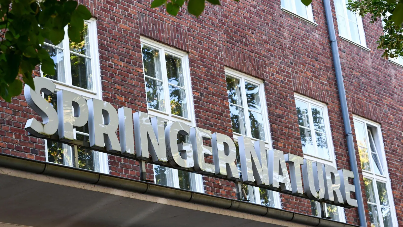 Der Wissenschaftsverlag Springer Nature hat ein erfolgreiches Börsendebüt hingelegt (Archivbild). (Foto: Jens Kalaene/dpa)