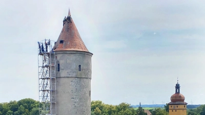 Der Grüne Turm ist mit seinen 45 Metern der höchste der Dinkelsbühler Wehranlage. Aktuell beheben Seilkletterer die 2020 entstandenen Sturmschäden. (Foto: Stadt Dinkelsbühl/Laura Krehn)