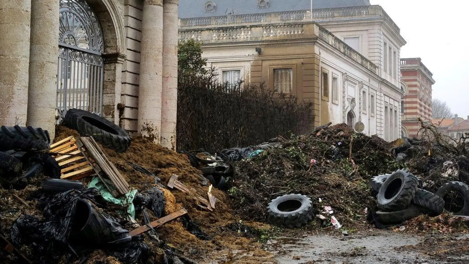 Gülle, Mist und Reifen: Landwirte haben vor dem Eingang des örtlichen Verwaltungsgebäudes in Agen reichlich abgeladen. (Foto: Fred Scheiber/AP/dpa)