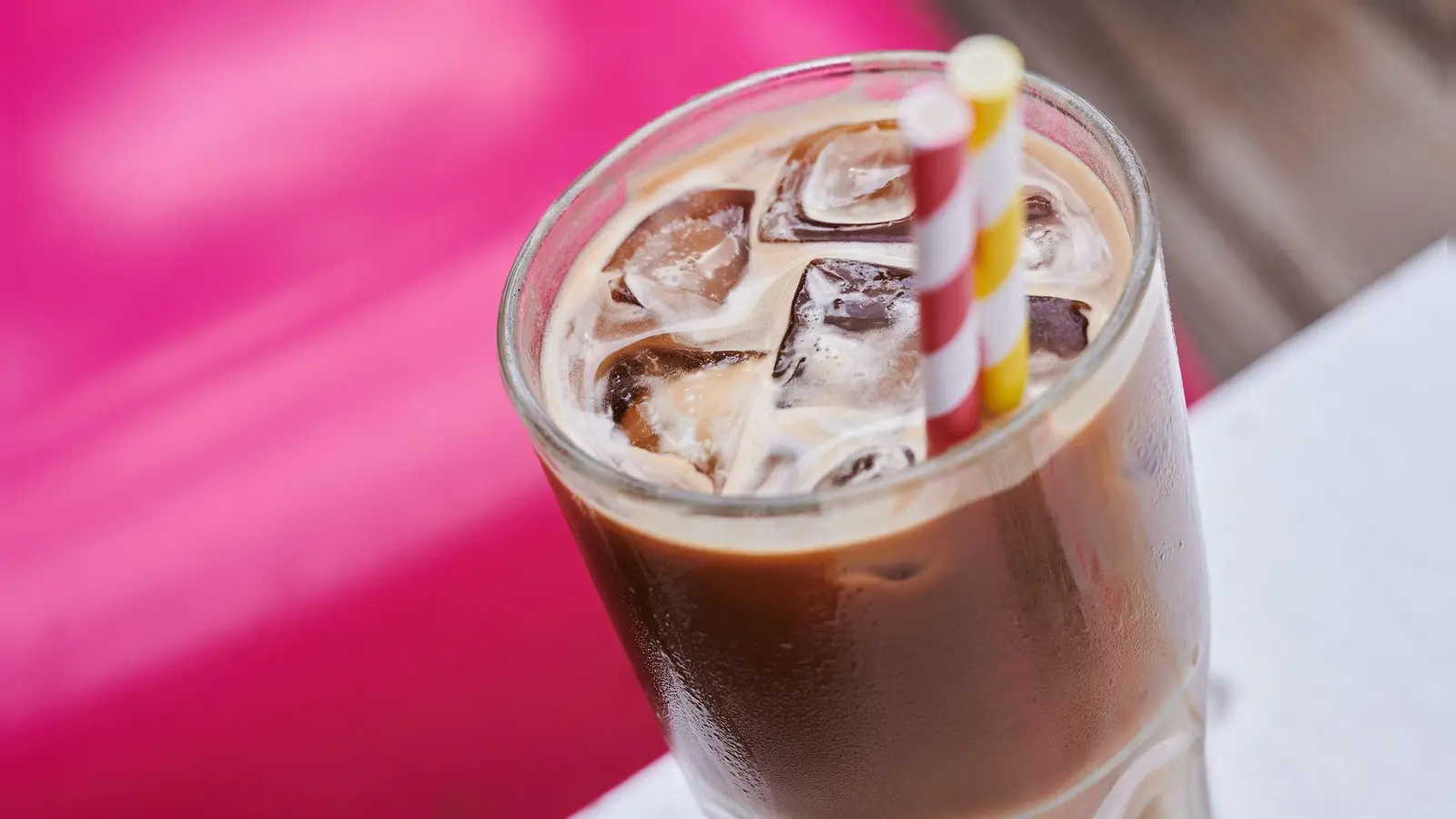 Viel Versprechen, wenig Substanz: Viele High-Protein-Eiskaffees enthalten deutlich weniger Eiweiß, als die Verpackung suggeriert. (Foto: Annette Riedl/dpa/dpa-tmn)