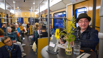 Bei seiner U-Bahn-Lesung in Ornbau am Samstag: Martin Meyer füllt seinen Ruhestand mit dem Schreiben von Romanen. Sein erster heißt „Der falsche Karl Valentin“. (Foto: Martin Stumpf)