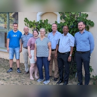 Die Synodalen am Gemeindehaus in Wittelshofen (von rechts): Pfarrer Simeon Prechtel, Pfarrer Emmanuel Kileo (Tansania, Mission EineWelt), Professor Markus Buntfuß (Augustana- Hochschule, Neuendettelsau), Synodalpräsidentin Tanja Keller, Diakonin Franziska Heim (Gunzenhausen) sowie Günter Naser (Weiltingen) und Friedrich Sichermann (Meinhardswinden). (Foto: Friedrich Zinnecker)