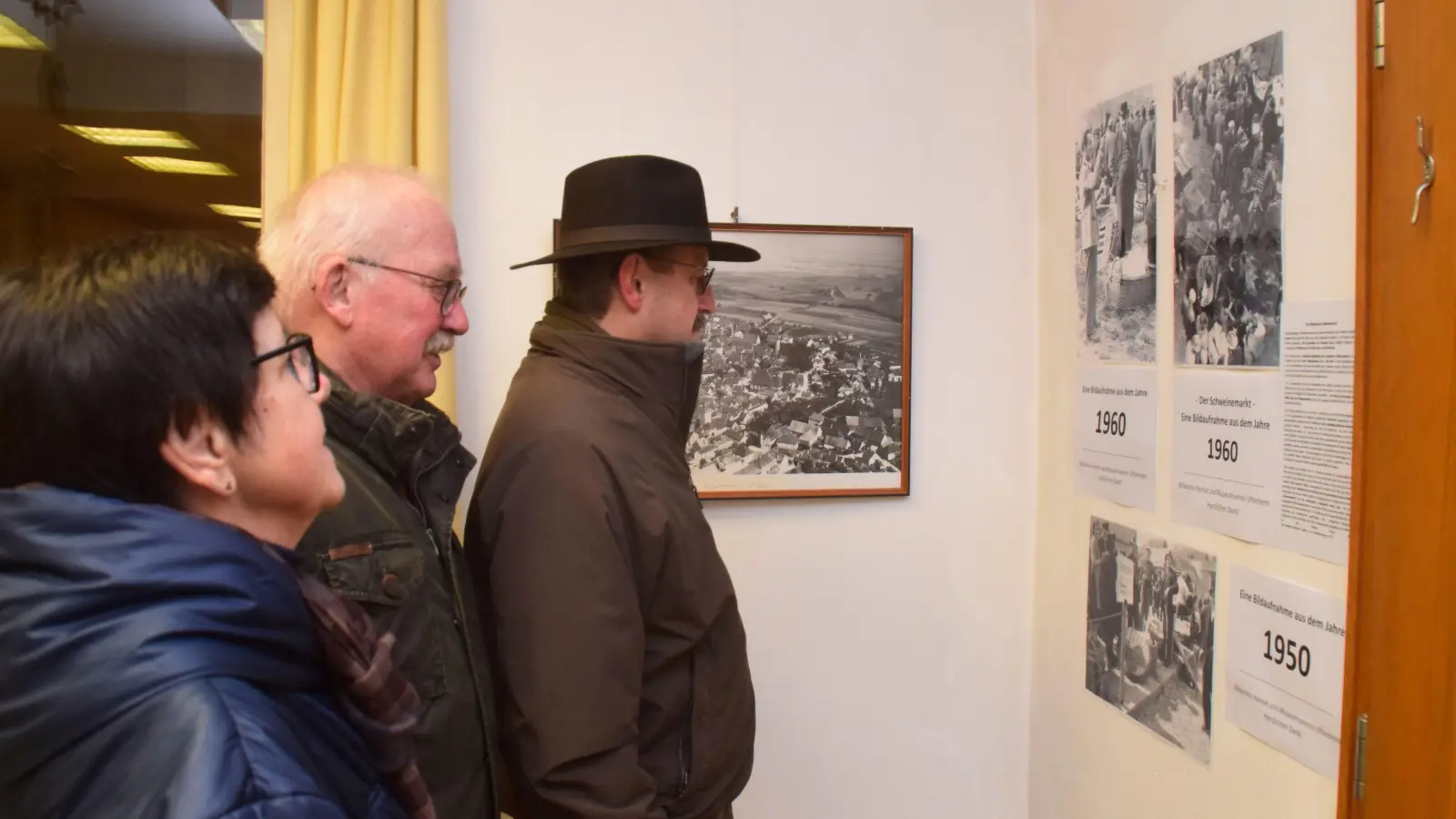 Die alten Bilder, hier die vom Schweinemarkt, weckten Erinnerungen. (Foto: Gerhard Krämer)