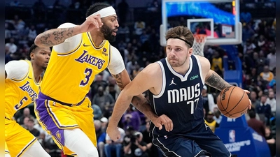 Anthony Davis (links) von den Los Angeles Lakers und Luka Dončić von den Dallas Mavericks tauschen wohl die Teams. (Foto: LM Otero/AP)