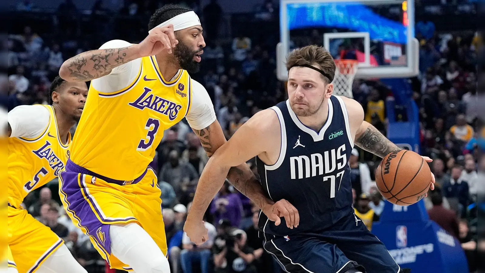 Anthony Davis (links) von den Los Angeles Lakers und Luka Dončić von den Dallas Mavericks tauschen wohl die Teams. (Foto: LM Otero/AP)