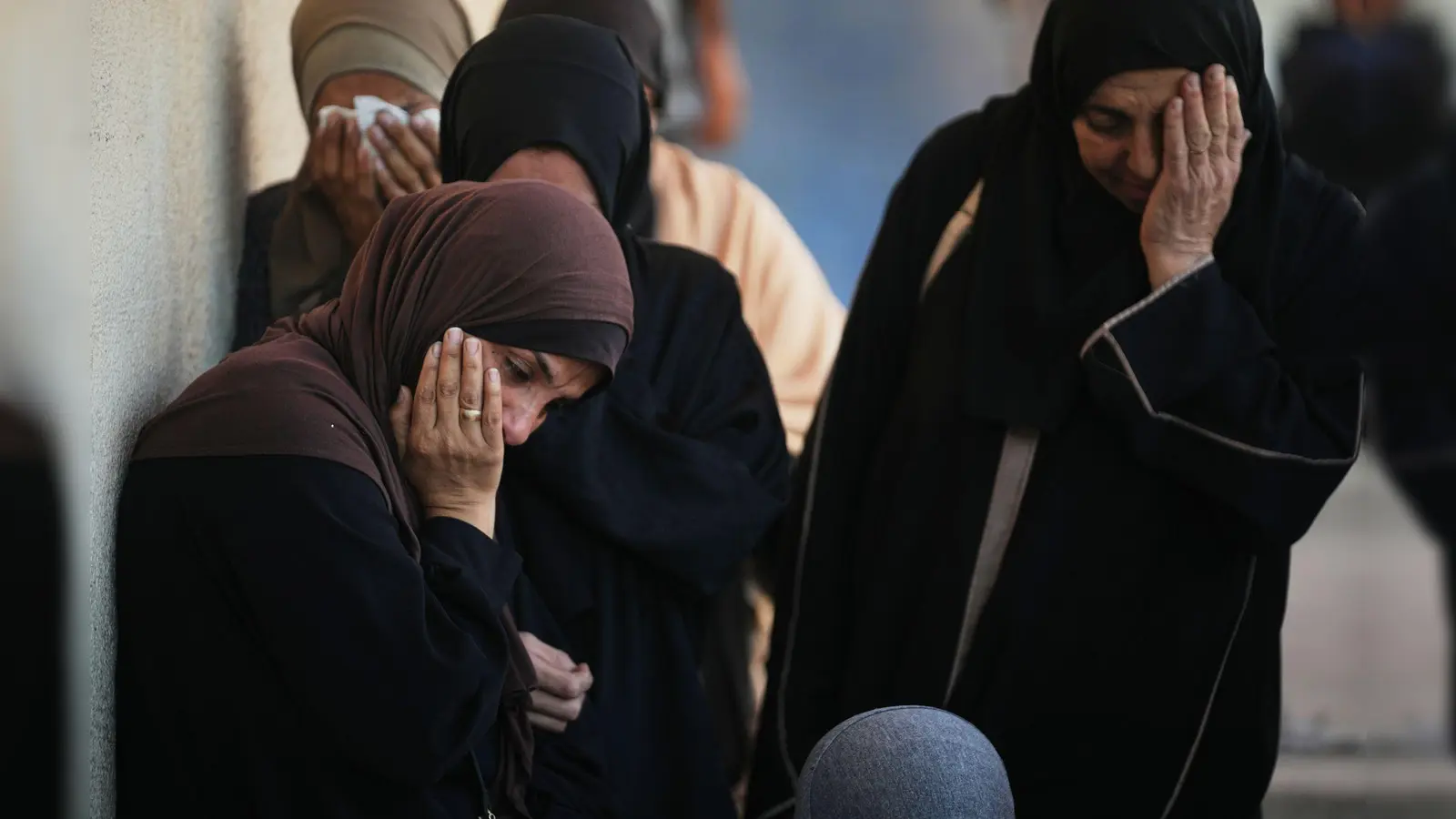 Die von der Hamas kontrollierte Gesundheitsbehörde im Gazastreifen geht davon aus, dass noch zahlreiche Tote unter Trümmern verschüttet sind. (Archivbild) (Foto: Abdel Kareem Hana/AP/dpa)