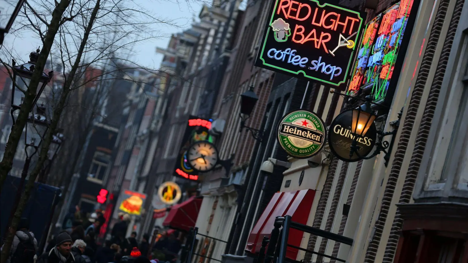 Das Kiffen auf der Straße soll in Amsterdams Altstadt ab Mitte Mai nicht mehr erlaubt sein. (Foto: picture alliance / dpa)