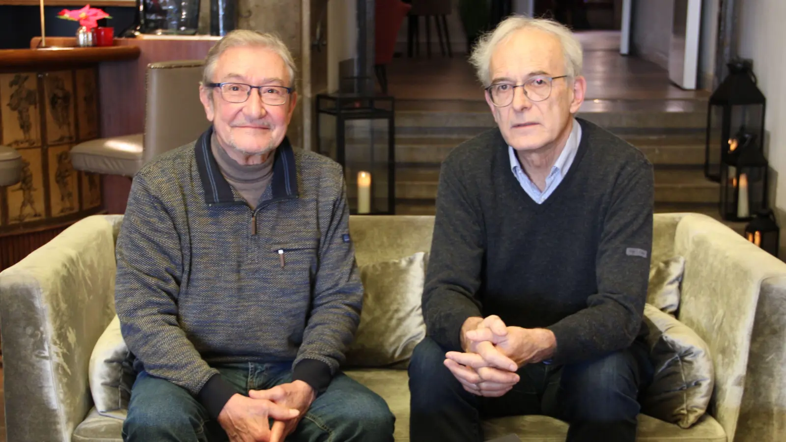 Dr. Rainer Hoffmann und Walter Hartl (rechts) erklären die bundesweite Petition, die sie gemeinsam mit Hans-Peter Nitt (krankheitsbedingt beim Termin verhindert) initiiert haben, als „erfolglos geblieben”. Sie hatten insgesamt mehr als 65.000 Unterschriften gesammelt. (Foto: Clarissa Kleinschrot)