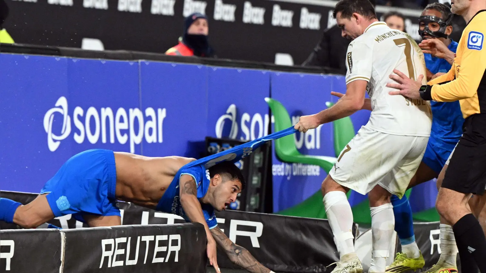 Palacios ohne Trikot - Streit auf dem Platz (Foto: Federico Gambarini/dpa)