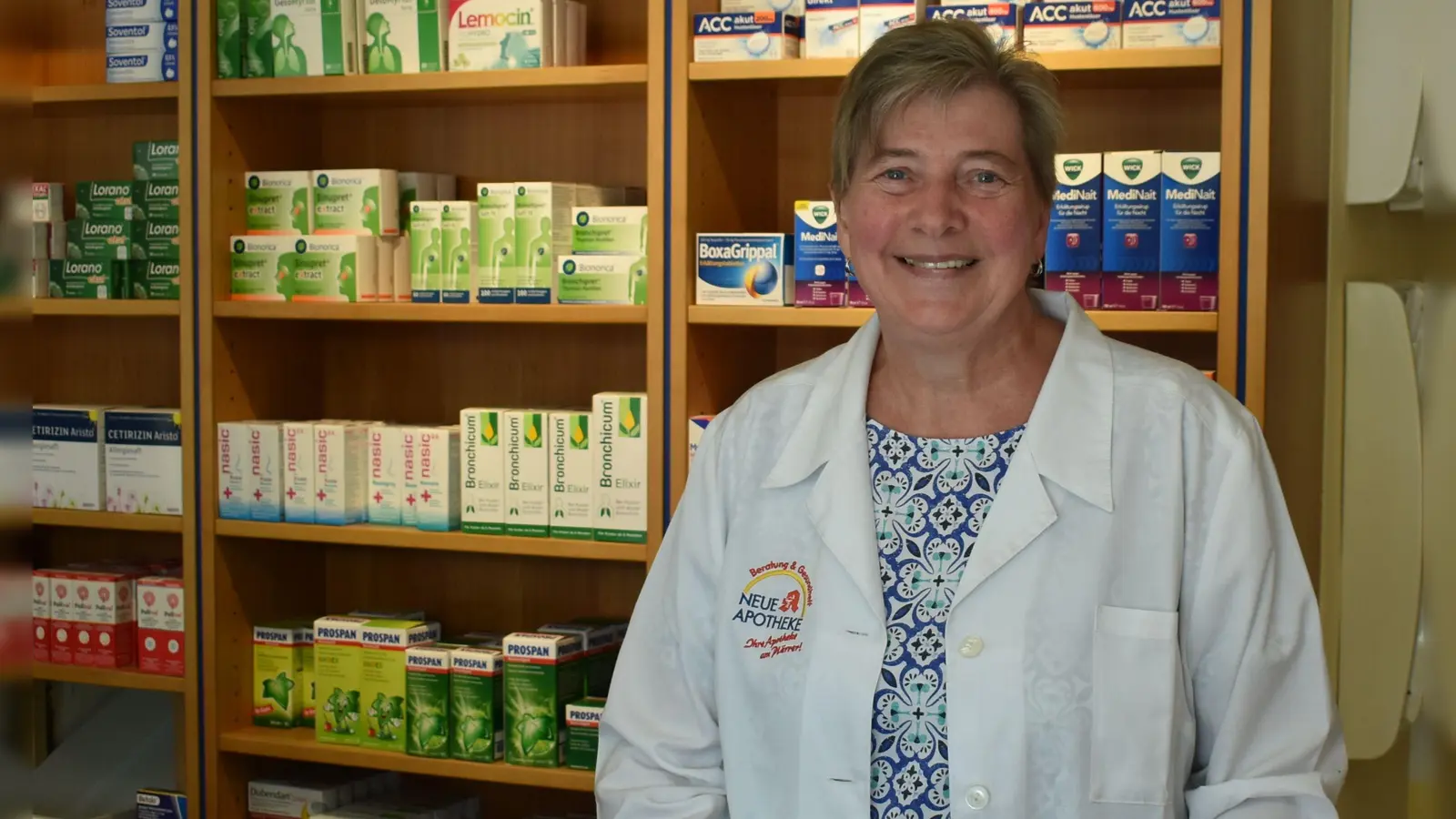 Elke Übler arbeitet schon 50 Jahre als PKA in der Neuen Apotheke in Neustadt. Obwohl sie eigentlich schon in Rente ist, macht sie weiter. Sie liebt die Abwechslung in ihrem Job. (Foto: Ute Niephaus)