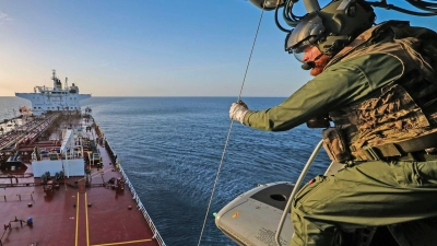 Britische Streitkräfte haben ein Schiff geentert, das zur russischen Schattenflotte gehören soll. (Handout) (Foto: Lphot Hutchins/MoD Crown copyright/PA Wire/dpa)