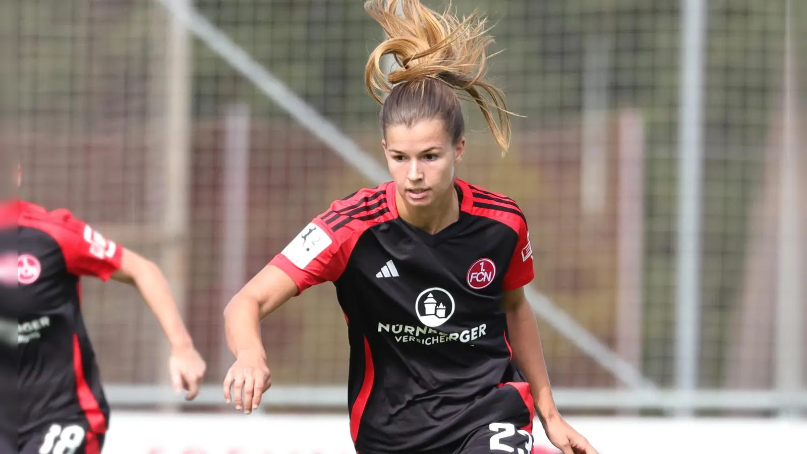 Für den 1. FC Nürnberg am Ball: Die Ansbacherin Nele Bauereisen trug aber auch schon das Trikot des SV Weinberg. (Foto: Wolfgang Zink)