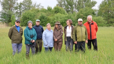 Bei der ökologischen Maßnahme in der Scheine-Aue, die jenseits der Hecke im Hintergrund erfolgen soll, packen viele mit an (von links): Rudolf Kolerus, Doris Hofmann, Katja Meßlinger, Karin Eigenthaler, Alexandra Kellner, Sandra Baritsch, Ulrich Meßlinger und Claus Seifert. (Foto: Andreas Reum)