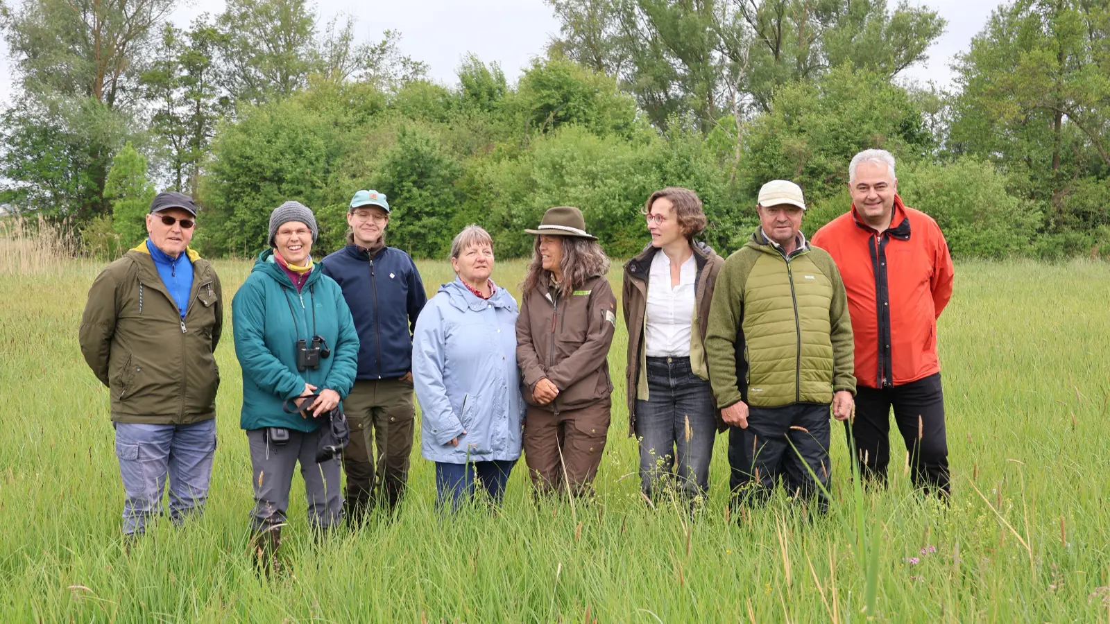 Bei der ökologischen Maßnahme in der Scheine-Aue, die jenseits der Hecke im Hintergrund erfolgen soll, packen viele mit an (von links): Rudolf Kolerus, Doris Hofmann, Katja Meßlinger, Karin Eigenthaler, Alexandra Kellner, Sandra Baritsch, Ulrich Meßlinger und Claus Seifert. (Foto: Andreas Reum)