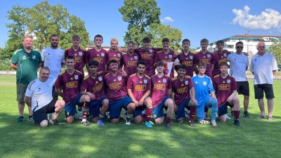Der Meister der Aufstiegsrunde in der U19-Kreisliga, hinten von links: Torwarttrainer Robin Kroll, Trainer Florian Lutz, Patrick Kunzmann, Max Latteier, Sean Lackey, Kimi Gerbing, Leon Obenhofer, Luca-Noel Weberndörfer, Laurin Paulus, Jan Lechner, Philipp Gruber, Co-Trainer Bernd Obenhofer und Kreisspielleiter Otmar Lorey. Vorne von links: Co-Trainer Klaus Meck, Linus Schmid, Zaid Alhabalti, Anton Kamm, Alaa Mudirati, Samuel Seitzinger, Hassan Mudirati, Luca Wälzlein und Manuel Buckl. Es fehlen: Henri Medek, Adrian Rück , Pavlo Strelsov, Luca Wirth und Julius Fleischmann. (Foto: Michael Weberndörfer)