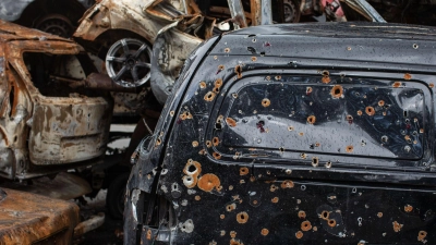 Zerstörte Fahrzeuge stehen auf einem Autofriedhof in Irpin. (Foto: Michal Burza/ZUMA Press Wire/dpa)