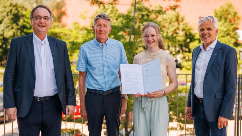 Prof. Dr. Wilhelm Pflanz (Dekan Fakultät Landwirtschaft, Lebensmittel und Ernährung), Rolf Lynen (Vorsitzender des Alumniverbands der HSWT), Preisträgerin Tessa-Marie Ertel (beste Absolventin Campus Triesdorf) und Dr. Eric Veulliet (HSWT-Präsident) waren beim Dies Academicus dabei. (Foto: Josef Gangkofer)