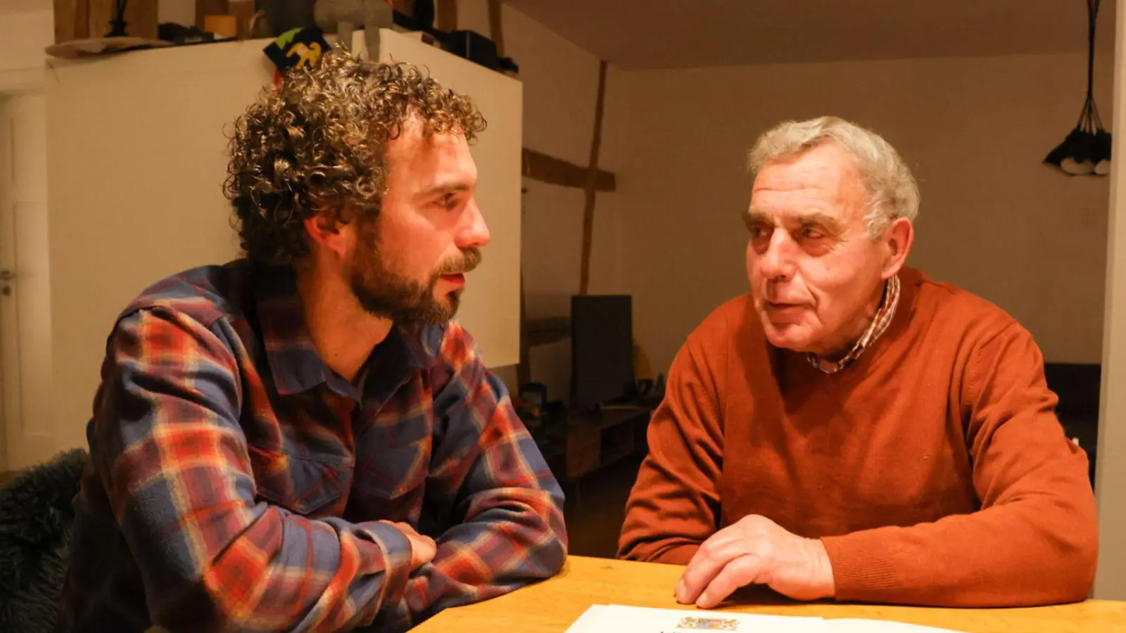 Florian Zech (links) und sein Vater Josef Zech (rechts) diskutieren regelmäßig über Politik. Das gehört für die beiden Kommunalpolitiker seit jeher zum Alltag. (Foto: Martina Haas)