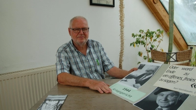 Karl Steinacker aus Oberradach hat intensiv über das Leben von Pfarrer Karl Steinbauer recherchiert. Daraus ist ein Vortrag entstanden, zu dem Steinacker Schautafeln anfertigte. (Foto: Markus Weinzierl)