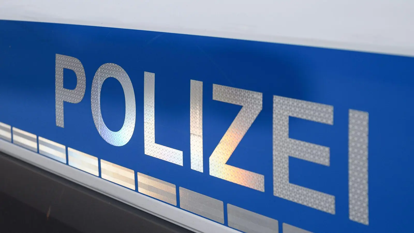 Die zwei maskierten Verdächtigen flüchteten mit dem Handy des 37-Jährigen. (Symbolbild) (Foto: Daniel Vogl/dpa)