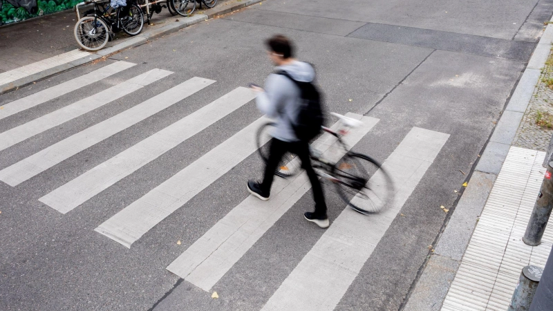 Wer mit dem Fahrrad am Zebrastreifen die Straßenseite wechseln will, muss absteigen und schieben. (Foto: Christoph Soeder/dpa/dpa-tmn)