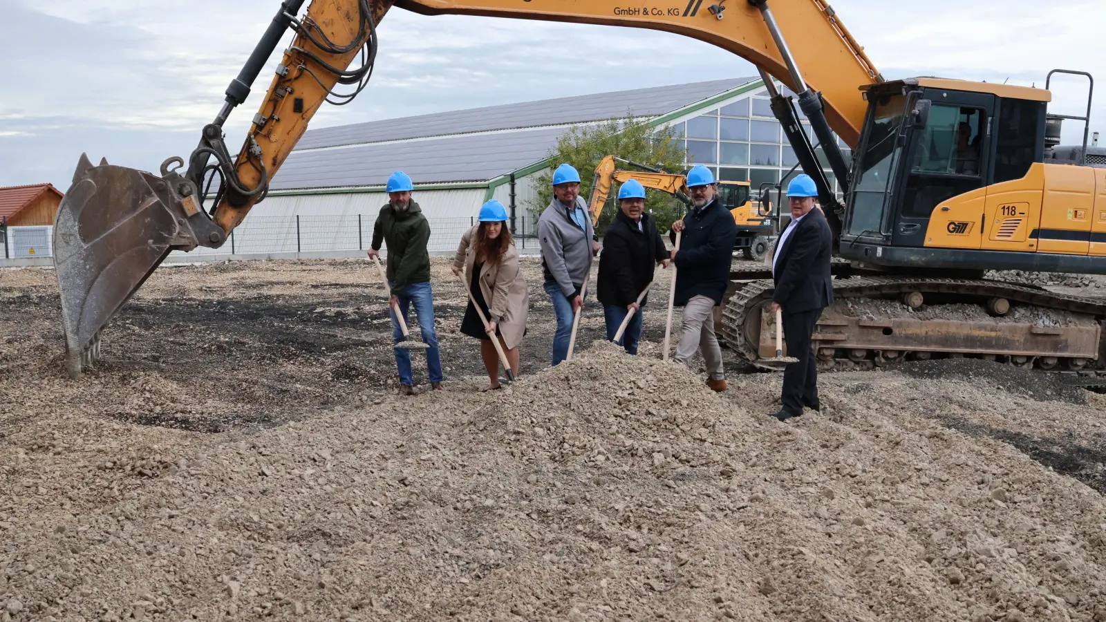 Roman Zahler, Matthias Winker (beide IBE-Geschäftsführer), Rudolf Blank (SüBau), Michael Burger (IBE-Produktionsleiter, Sabrina Zahner (IBE-Prokuristin, von rechts) und OB Hammer setzten den Spatenstich. (F.: Martina Haas)