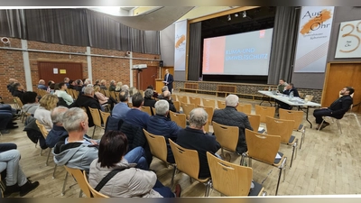 In der alten Turnhalle standen Bürgermeister Markus Liebich (stehend) sowie die Rathaus-Mitarbeiter Gerald Ulrich, Markus Schmitt und Dietrich Negrea (rechts am Tisch, von links) Rede und Antwort. (Foto: Wolfgang Grebenhof)