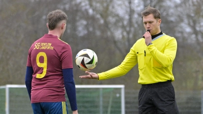 Weiterspielen bitte: Christoph Bauer (rechts) gibt das Spiel per Schiedsrichterball frei, Andre Fritsch von der SG Dentlein/Langfurth nimmt die Kugel sicherlich dankend auf. (Foto: Martin Rügner)