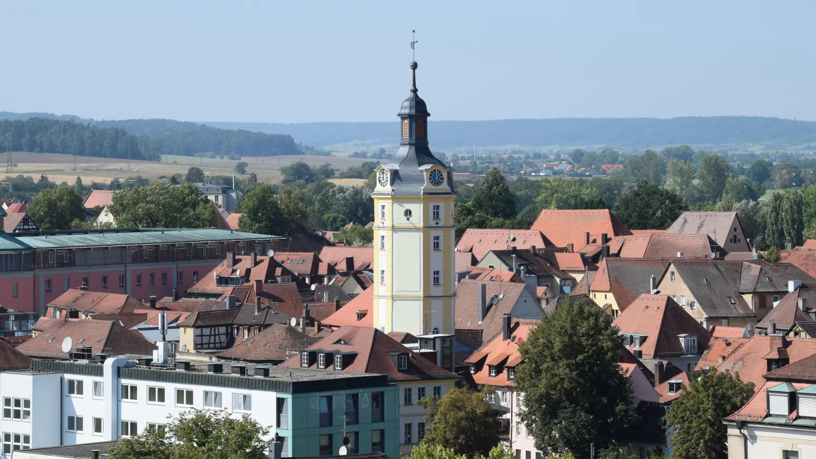 Die Sanierung des Herrieder Tors kommt voran, inzwischen ist der Turm das Gerüst schon weitgehend wieder los.  (Foto: Florian Schwab)