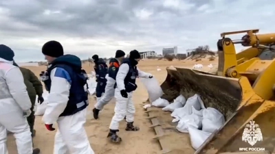 Immer noch sind Tausende Freiwillige mit der Reinigung von Stränden beschäftigt, weil fortdauernd neues Schweröl in Russland an die Küsten gespült wird. (Archvibild) (Foto: Uncredited/Russian Emergency Ministry Press/AP/dpa)