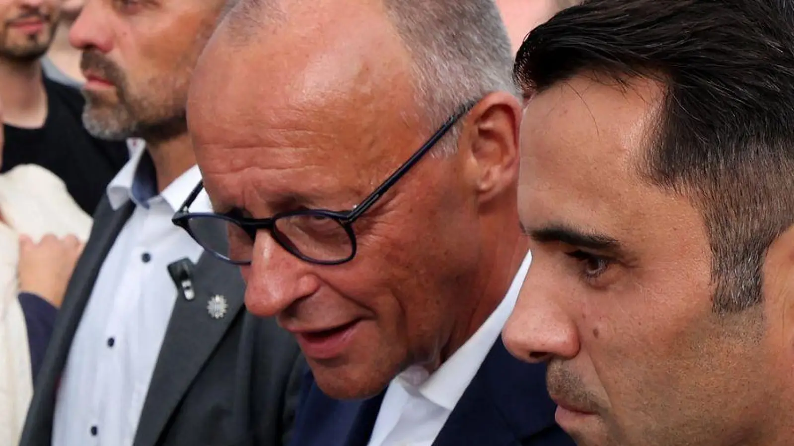 Ein Besuch an einem Wahlkampfstand in Kühlungsborn ist der Wahlkampfauftakt für Merz im Osten. (Foto: Bernd Wüstneck/dpa)