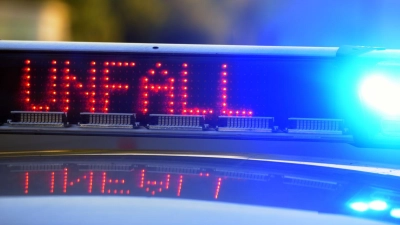 Trotz Reanimationsmaßnahmen überlebt der Fahrer den Unfall nicht. (Symbolbild) (Foto: Stefan Puchner/dpa)