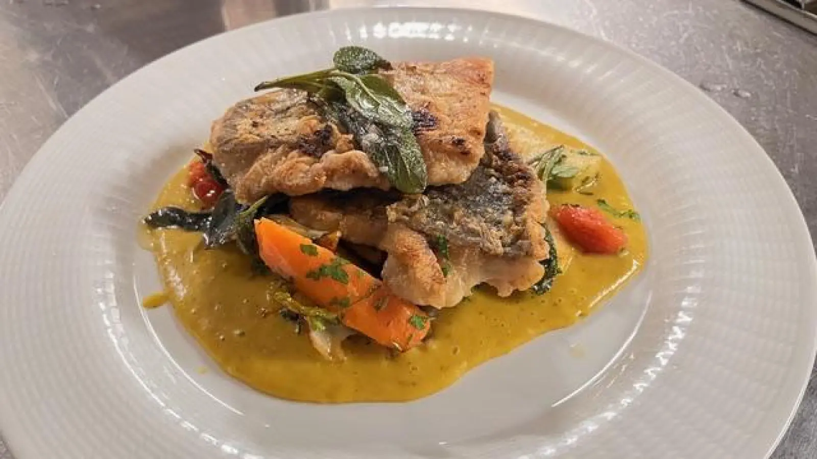 Karpfenfilet in Curry-Soße und mit viel Gemüse. (Foto: Bernd Meyer)