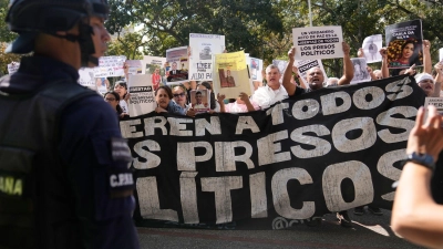 Angehörige und Menschenrechtsaktivisten haben die Freilassung aller politischen Gefangenen gefordert. (Archivbild) (Foto: Ariana Cubillos/AP/dpa)
