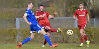 Fehlt dem TSC Neuendettelsau gesperrt: Alexander Roth (in Rot, hier gegen den Mögeldorfer Luca Vitalini) flog in Röslau vom Platz. (Foto: Martin Rügner)