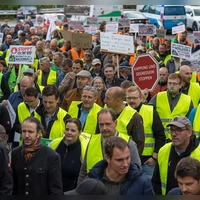 Bauern haben den Start der Agrarministerkonferenz in Würzburg mit Protesten begleitet.  (Foto: Heiko Becker/dpa)