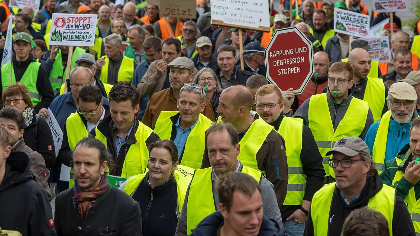 Bauern haben den Start der Agrarministerkonferenz in Würzburg mit Protesten begleitet.  (Foto: Heiko Becker/dpa)