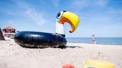 Schwimmtiere sind nicht darauf geprüft, ob das Schwimmen mit ihnen sicher ist – in der Anwendung sind sie aber oft gefährlicher, als es auf den ersten Blick scheint. (Foto: Hauke-Christian Dittrich/dpa/dpa-tmn)