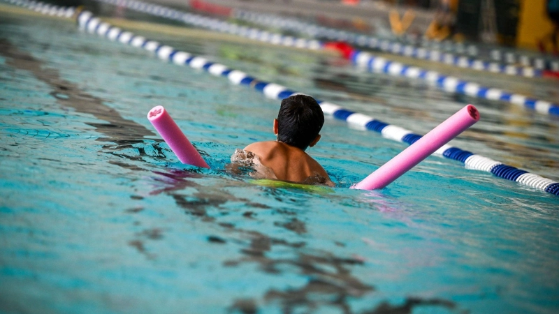 Das Kind früh anmelden und das Lehren den Profis überlassen: Die DLRG empfiehlt Schwimmkurse bereits im Vorschulalter. (Foto: Jens Kalaene/dpa/dpa-tmn)