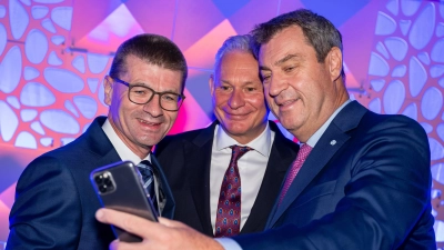 Wenn der Ministerpräsident ein Selfie macht: Nach der Wahl am Nockherberg schnappte sich Markus Söder das Handy von Dr. Gerhard Walther (links) und machte ein Foto zusammen mit Wolfgang Altmüller (Mitte), dem Amtsvorgänger Walthers als GVB-Präsident. (Foto: GVB/Lennart Preiss)