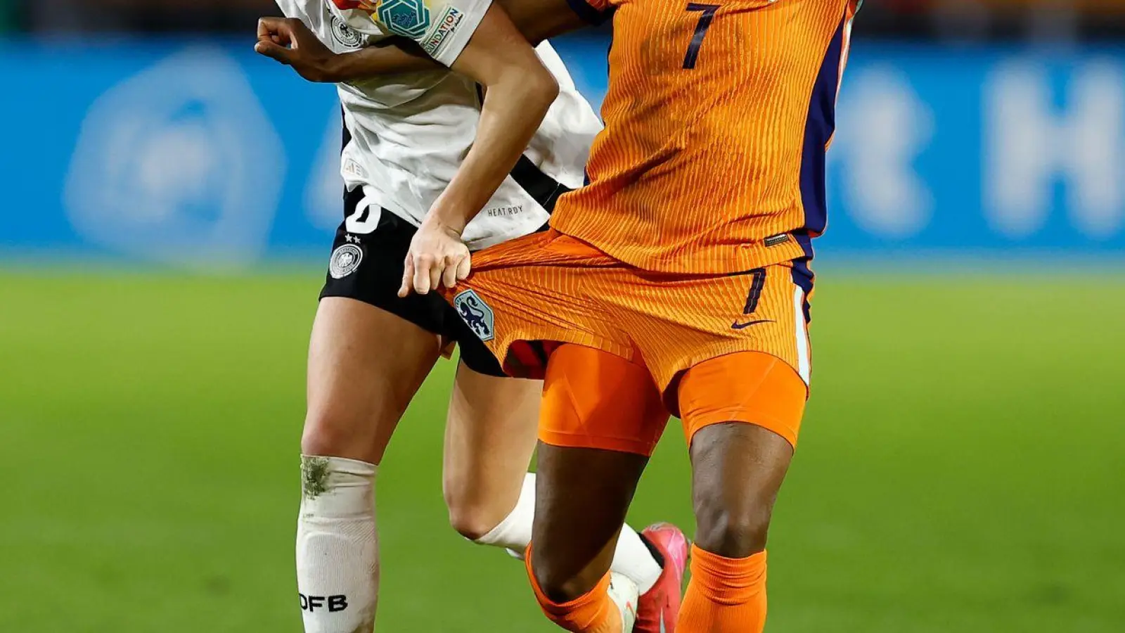 Lineth Beerensteyn (r), hier gegen DFB-Vizekapitänin Janina Minge, stellte ihre Treffsicherheit unter Beweis. (Foto: Toin Damen/dpa)