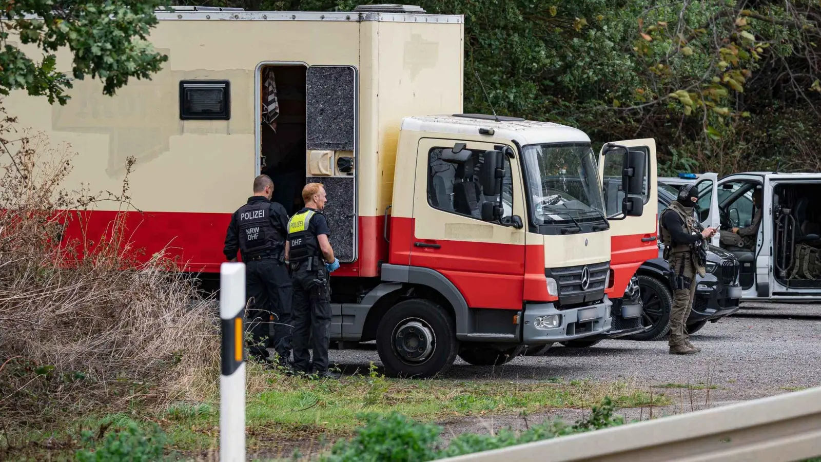 Dieser zu einem Wohnwagen umgebaute Lastwagen soll vom Tatverdächtigen sein. Die Polizei fand ihn dort nicht. (Foto: Daniel Evers/WupperVideo/dpa)