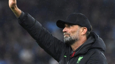 Liverpools Trainer Jürgen Klopp verabschiedet sich von den Fans. (Foto: Rui Vieira/AP)